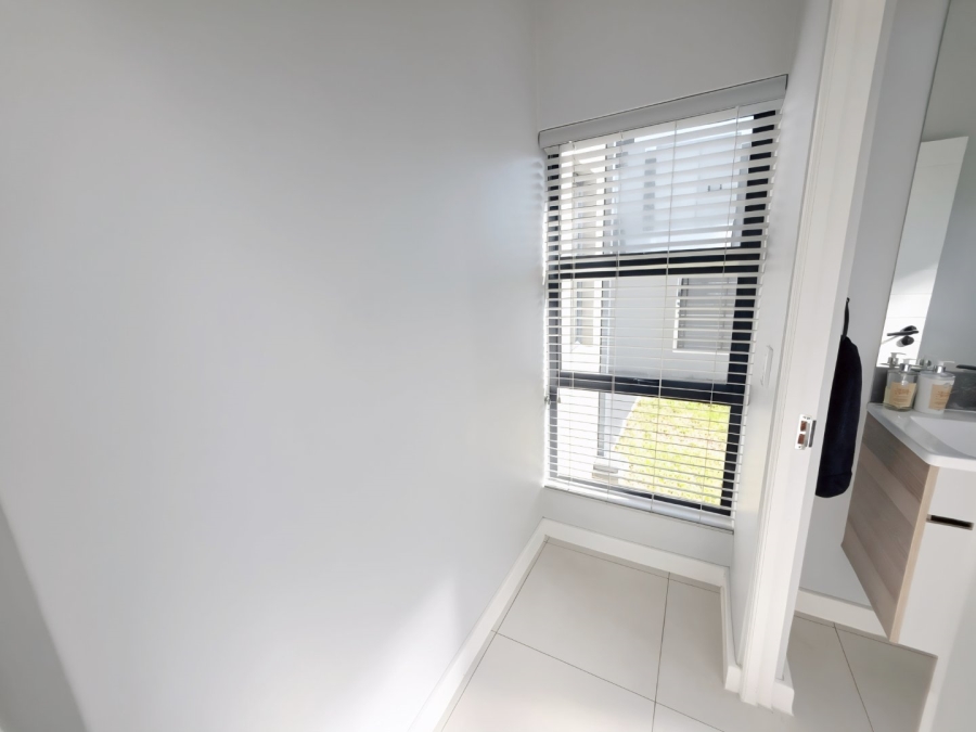 To Let 4 Bedroom Property for Rent in Sandown Western Cape